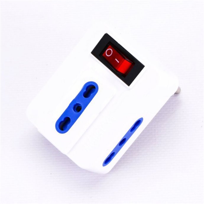 Adattatore 3 vie 10/16A presa Italiana con interrutore con spina Italiana 16A Adattatore 3 vie 10/16A presa Italiana con interrutore con spina Italiana 16A