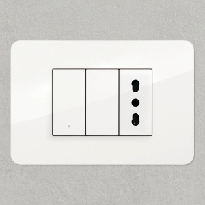 Placca a tre moduli compatibile MatixGO in ambiente residenziale